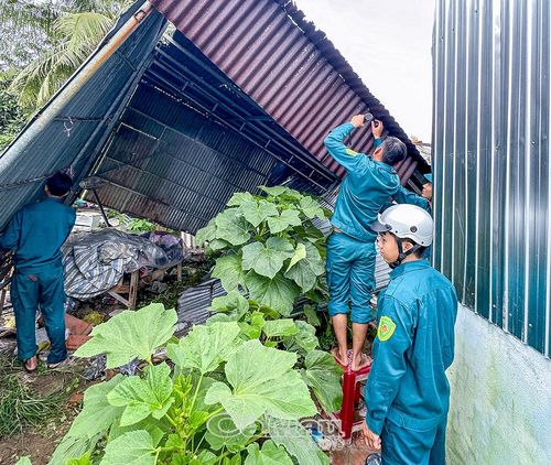 Lực lượng tại chỗ hỗ trợ gia đình bị ảnh hưởng tháo dỡ, sửa chữa nhà ở, khắc phục hậu quả dông lốc.