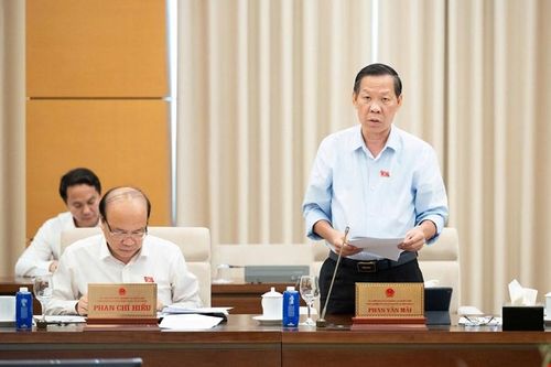 Chủ nhiệm Ủy ban Kinh tế và Tài chính Phan Văn Mãi trình bày tóm tắt báo cáo ý kiến về định hướng chính sách sửa đổi Luật Đất đai năm 2024. Ảnh: VPQH