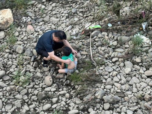 Cháu bé may mắn được anh Trần Quang Đáng phát hiện. Ảnh: UBND xã Đại Phúc.