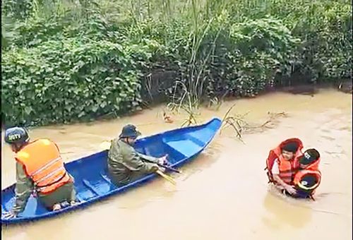 Lực lượng cứu hộ dìu cõng người già, trẻ em tới nơi an toàn.