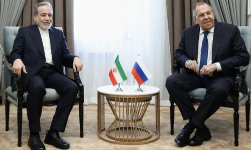 Ngoại trưởng Nga Serge I Lavrov (phải) và Ngoại trưởng Iran Abbas Araghchi trong một lần gặp - Ảnh: AP