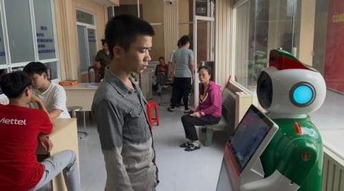 Em Nguyễn Văn Tuấn được Robot thông minh tư vấn, giúp hoàn tất hồ sơ đăng ký tạm trú