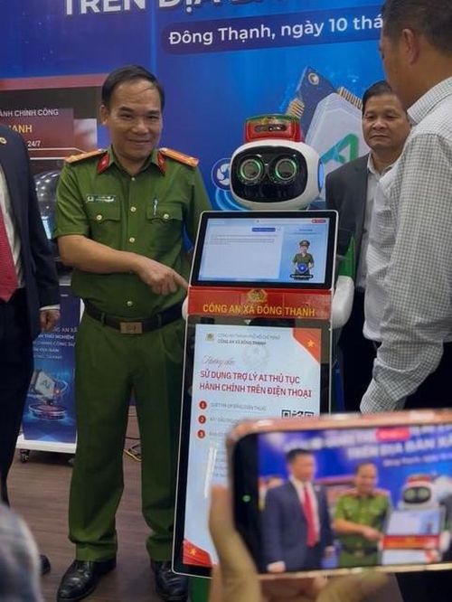 Thượng tá Lê Đức Túy - Trưởng Công an xã Đông Thạnh thao tác sử dụng Robot vào công tác tiếp công dân