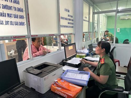 Công an xã Đông Thạnh tiếp nhận, giải quyết hồ sơ thủ tục hành chính của người dân