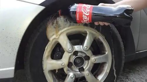 Bạn có thể làm sạch và đánh bóng vành xe bằng hỗn hợp Coca-Cola và nước rửa chén.
