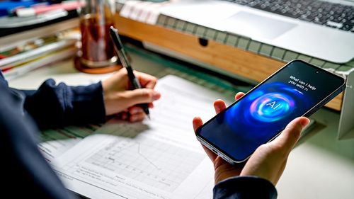 Việc lạm dụng AI có thể làm giảm kỹ năng kỹ năng tư duy phản biện. (Ảnh minh họa)