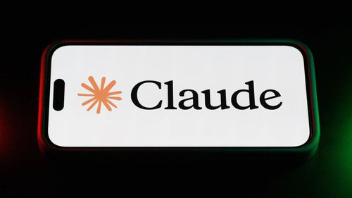 Logo ứng dụng Claude của Anthropic trên màn hình điện thoại. (Ảnh: Bloomberg)