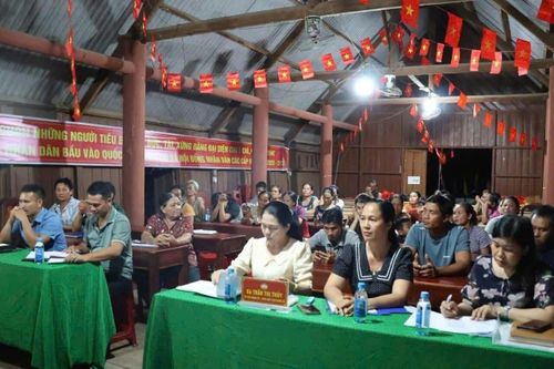 Một buổi tiếp xúc cử tri ở xã Buôn Đôn.