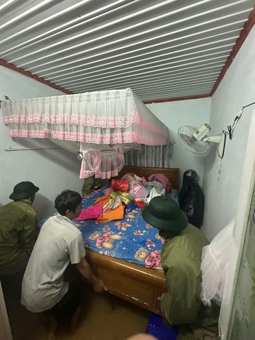 Trong đêm 27/7, lực lượng chức năng tại Bảo Lộc đã huy động lực lượng hỗ trợ người dân di dời tài sản và bảo vệ an toàn cho người dân tại đây khi nước mỗi lúc một dâng cao.