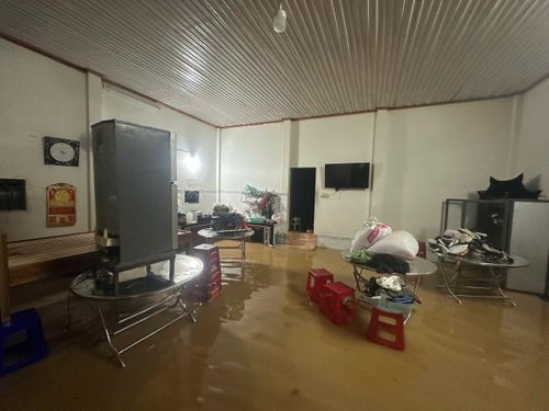Theo người dân ở phường 3 Bảo Lộc, nước dâng lên khá nhanh, mọi người chỉ biết kê tài sản, đồ đạc có giá trị lên cao. Sau khi kê xong đồ, mọi người tạm thời đến nơi cao ráo để tránh trú.