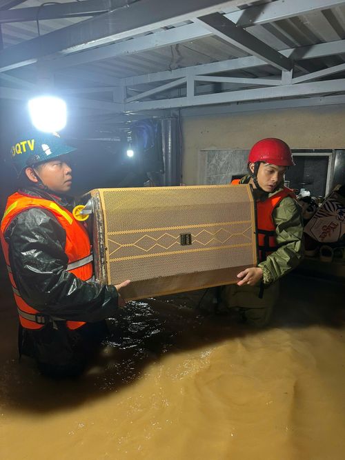Lực lượng chức năng tại Bảo Lộc hỗ trợ, giúp đỡ người dân di dời tài sản đến nơi an toàn.