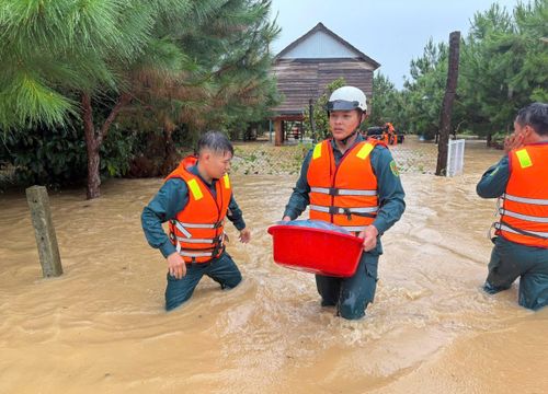 Khoảng 8h ngày 28/7, đơn vị nhận tin báo từ Công an phường 3 Bảo Lộc về việc mưa lớn gây ngập lụt, khiến 5 hộ dân với 16 người bị cô lập. Đội Chữa cháy và Cứu nạn, cứu hộ Khu vực 3 phối hợp cùng Công an địa phương tiếp cận từng hộ dân bị nước lũ cô lập và huy động tổng lực cán bộ, chiến sĩ trang bị 16 áo phao, 5 phao tròn, hướng dẫn người dân di chuyển theo đội hình an toàn; đồng thời trực tiếp dìu, cõng 6 người già, trẻ nhỏ và người không thể tự di chuyển ra khỏi khu vực nguy hiểm.