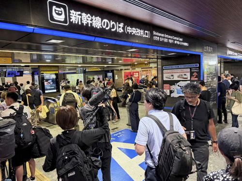 Ga tàu buộc phải tạm dừng hoạt động do trận động đất. (Ảnh: Reuters)
