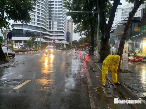 Xí nghiệp thoát nước số 1 ứng trực tại phố Đội Cấn. Ảnh: PV