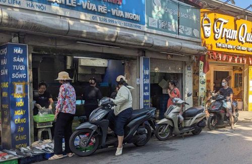 Người dân dừng xe dưới lòng đường Tây Mỗ (phường Tây Mỗ) mua hàng. Ảnh: Quý Hồng
