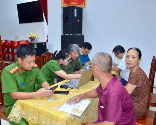Các tổ công tác bố trí làm việc linh hoạt để tạo điều kiện thuận lợi cho người dân tham gia đối chiếu hồ sơ. Ảnh: TH