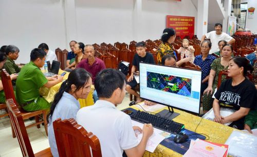 Lực lượng chuyên môn, Công an phường và tổ dân phố phối hợp hỗ trợ người dân kiểm tra, cập nhật thông tin đất đai. Ảnh: TH