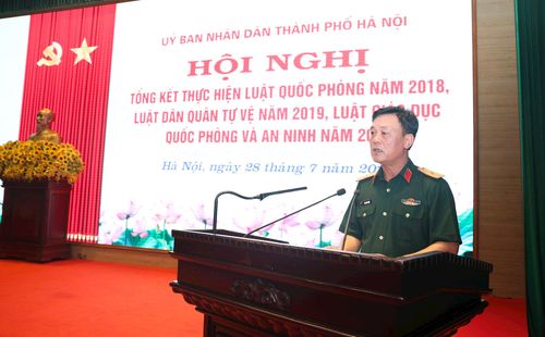 Thiếu tướng Đào Văn Nhận, Ủy viên Ban Thường vụ Thành ủy, Tư lệnh Bộ Tư lệnh Thủ đô Hà Nội phát biểu tại hội nghị. Ảnh: Hồng Thái