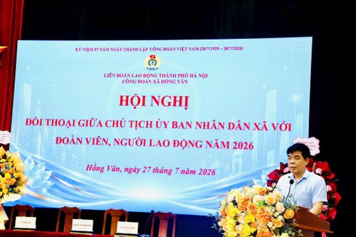 Chủ tịch UBND xã Hồng Vân Lê Tuấn Dũng đối thoại với đoàn viên, người lao động. Ảnh: Nguyễn Trang.