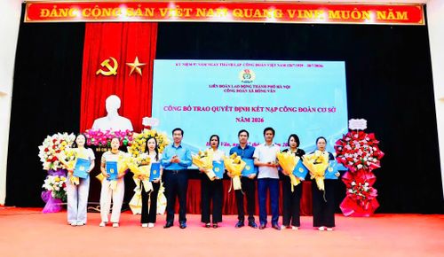 Công đoàn xã Hồng Vân công bố quyết định kết nạp 7 công đoàn cơ sở. Ảnh: Nguyễn Trang.