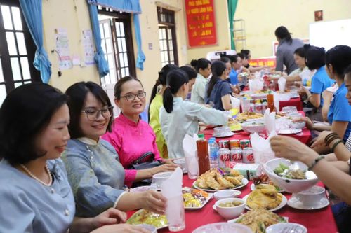 Niềm vui của đoàn viên, người lao động tại "Bữa cơm công đoàn" xã Hồng Vân. Ảnh: Nguyễn Trang.