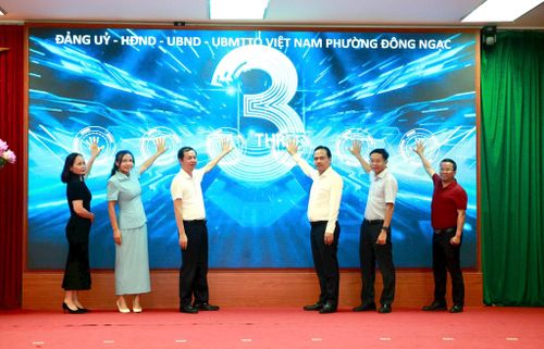 Các đại biểu thực hiện nghi thức phát động đợt cao điểm 100 ngày thực hiện các nhiệm vụ trọng tâm về chuyển đổi số và phong trào thi đua "Mỗi tổ dân phố là một điểm sáng chuyển đổi số, mỗi trường học là một hạt nhân lan tỏa kỹ năng số". Ảnh: Hồng Nhung