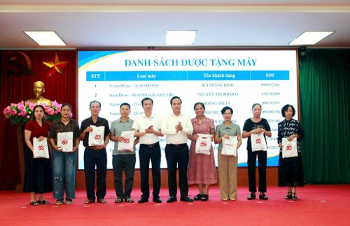 Lãnh đạo Sở Khoa học và Công nghệ thành phố Hà Nội và phường Đông Ngạc trao tặng điện thoại 4G cho các hộ dân trên địa bàn. Ảnh: Hồng Nhung