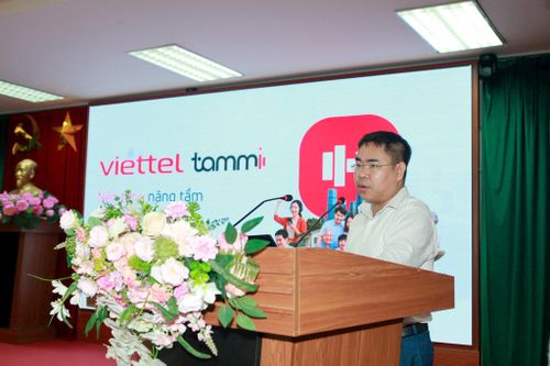 Đại diện Viettel Hà Nội giới thiệu nền tảng Viettel Tammi và hướng dẫn tạo tài khoản Viettel Tammi OA. Ảnh: Hồng Nhung