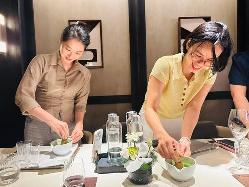 Du khách trải nghiệm văn hóa trà đạo Nhật Bản. Ảnh: Hoàng Lân