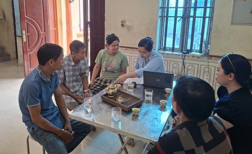 Tổ Hành chính công xung kích xã Thuận An đến nhà hỗ trợ người dân làm thủ tục hành chính. Ảnh: Thu Khuyên