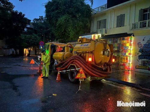 Xí nghiệp thi công cơ giới ứng trực tại ngã 5 Bà Triệu. Ảnh: PV