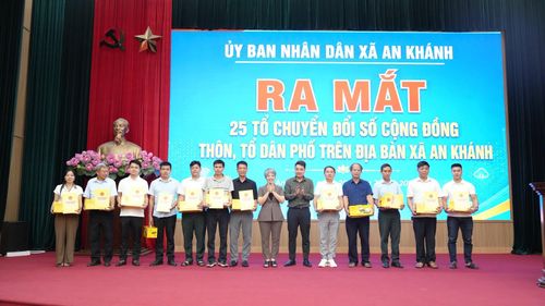 Xã An Khánh ra mắt 25 Tổ chuyển đổi số cộng đồng. Ảnh: AK