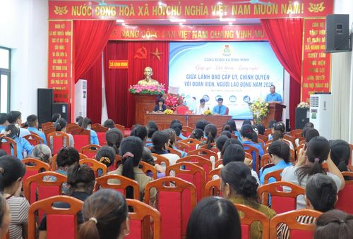 Đông đảo người lao động đến tham gia và gửi băng khoăn, kiến nghị đến lãnh đạo LĐLĐ Thành phố và lãnh đạo xã Bình Minh. Ảnh Đ. Đạt