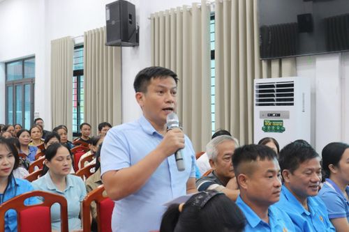 Đoàn viên, người lao động thẳng thắn chia sẻ tâm tư, nguyện vọng tại hội nghị. Ảnh Đ. Đạt