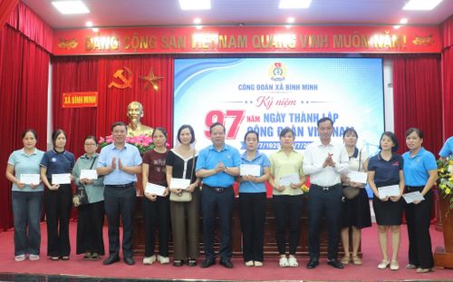 Các đồng chí lãnh đạo LĐLĐ Thành phố và lãnh đạo Đảng ủy, Ủy ban MTTQ Việt Nam xã Bình Minh tặng quà cho người lao động có hoàn cảnh khó khăn. Ảnh Đ. Đạt