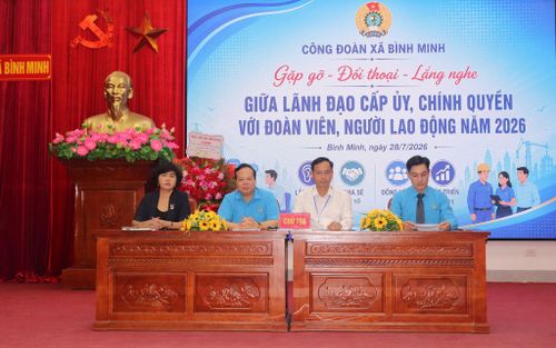 Ban tổ chức lắng nghe và giải đáp những ý kiến, kiến nghị từ đoàn viên, người lao động. Ảnh Đ. Đạt
