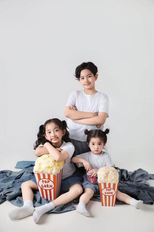 Còn với con gái thứ 2 - bé Anna, được gia đình gọi bằng biệt danh "Mợ Chảnh" vì tính cách điệu đà, đáng yêu. Anna thường xuyên xuất hiện trên mạng xã hội của gia đình nhờ vẻ ngoài xinh xắn, mái tóc dài nổi bật và thần thái tự tin. 