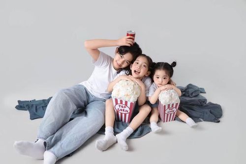 Còn bé út Lisa với vẻ ngoài đáng yêu, thần thái tự nhiên và những biểu cảm “tan chảy” đang được nhiều khán giả ví như “công chúa nhỏ đời thực”, thậm chí còn được khen có visual “đánh bại AI” vì quá trong trẻo và sống động. Ngay từ khi chào đời, bé Lisa đã là một trong những nhóc tỳ Vbiz nhận được sự quan tâm đặc biệt của công chúng. Càng lớn, cô bé càng bộc lộ nhiều nét đẹp nổi bật với đôi mắt to tròn, làn da trắng mịn cùng gương mặt bầu bĩnh cực kỳ ăn ảnh. Trong bộ ảnh sinh nhật mới nhất, con gái út nhà Khánh Thi diện chiếc váy voan bồng bềnh màu kem, kết hợp cùng phụ kiện nơ xinh xắn, tạo nên tổng thể ngọt ngào như một nàng công chúa bước ra từ truyện cổ tích.