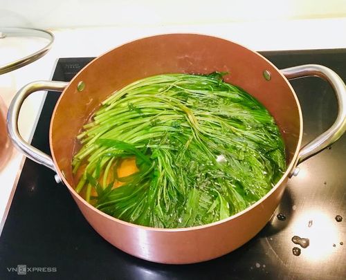 Lúc luộc rau cứ thế cho cả vào luộc, để nguyên vị trí để khi vớt rau dễ dàng cuộn rau hơn.