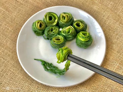 Lúc rau nguội, chọn vài cuộng và cuộn lại như hình rồi bày lên đĩa.