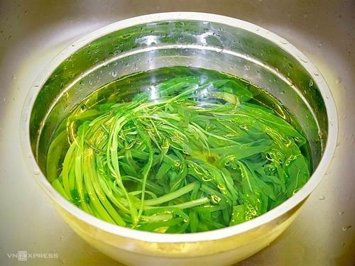 Muốn rau xanh, khi luộc nên mở nắp.