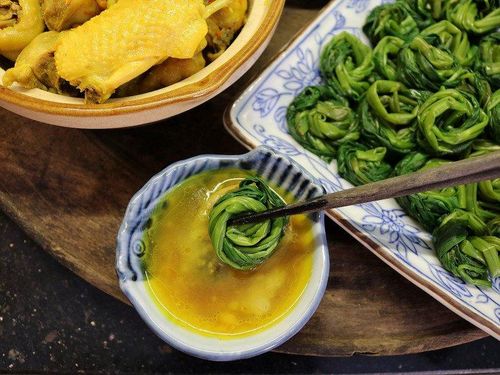 Bày rau theo cách này thực sự mỗi lần gắp sẽ rất gọn gàng, nhanh, chấm rau cũng rất dễ (Ảnh: Vũ Thu Hương).