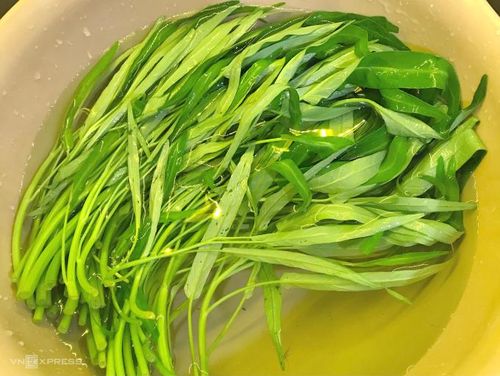 Khi nhặt rau, hãy để nguyên rau theo hướng như bó rau lúc chưa nhặt và rửa rau cũng theo cách thức ấy.
