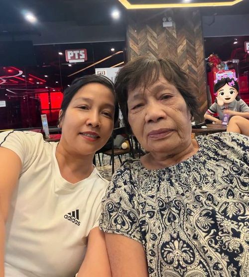 Mẹ ruột Mỹ Linh 85 tuổi vẫn hộ tống con gái đi tập gym.