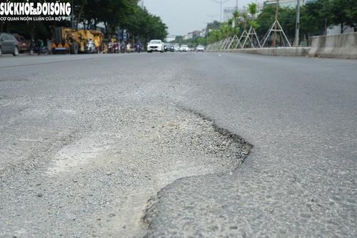 Một số vị trí còn xuất hiện hiện tượng lún cục bộ, mặt đường gợn sóng hoặc bong tróc lớp nhựa bề mặt. Sau các trận mưa, nước đọng tại những điểm trũng càng làm lộ rõ sự thiếu bằng phẳng của mặt đường.