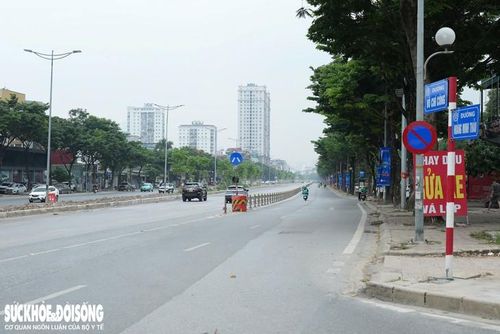 Ghi nhận của PV, đến nay phần lớn các điểm bất cập tập trung trên khu vực từng đào mở để thi công cống hộp ngầm đã được thi công đắp lại. Song, màu sắc giữa lớp nhựa mới và cũ cũng tạo thành những dải vá rõ nét trên toàn tuyến.