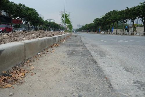 Một số đoạn dải nhựa hoàn trả kéo dài, mối nối giữa mặt đường cũ và mới tạo thành gờ nổi, khiến nhiều phương tiện phải giảm tốc khi lưu thông qua khu vực.