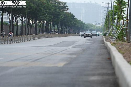 Trên tuyến đường hiện số vị trí còn xuất hiện hiện tượng lún cục bộ, mặt đường gợn sóng hoặc bong tróc lớp nhựa bề mặt.