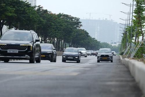 Dù vậy, việc hoàn trả diện tích lòng đường khiến các phương tiện di chuyển thuận tiện hơn qua khu vực này, không còn cảnh ùn tắc cục bộ do rào chắn thi công như trước đây.