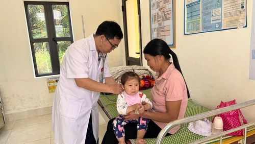 Bác sĩ Triệu A Say - Giám đốc Trạm Y tế xã Lương Minh thăm khám cho bệnh nhi. Ảnh: Tiến Sinh